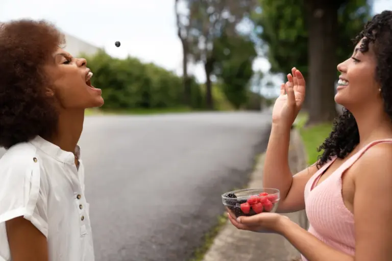 Pessoas comendo frutas.