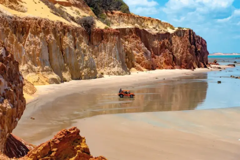 BUGUE NA PRAIA na frente da falesia