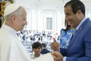 Prefeito de Salvador e o Papa Leão XIV. Foto_ Betto Jr. _ Secom PMS