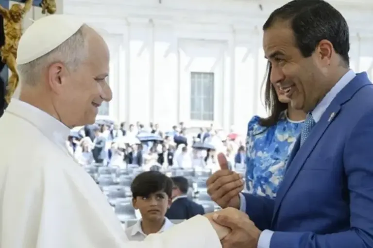 Prefeito de Salvador e o Papa Leão XIV. Foto_ Betto Jr. _ Secom PMS