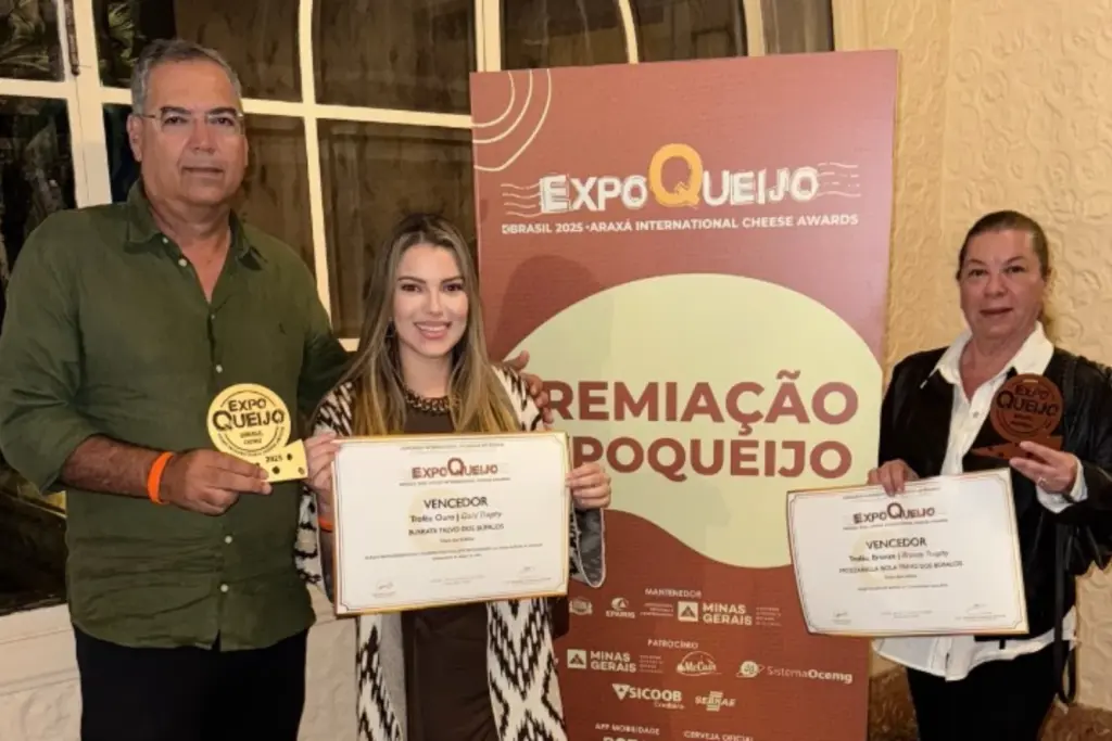 Donos da fazenda Trevo dos Bufálo recebem certificada melhor queijo do Brasil
