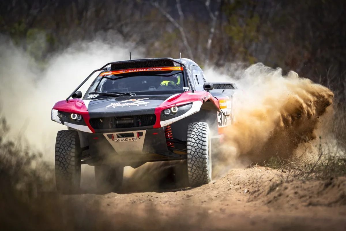 carro de rally na estarda