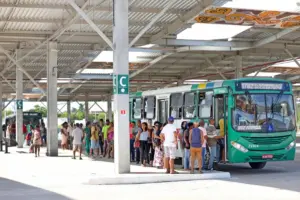 pessoas entrando em onibus