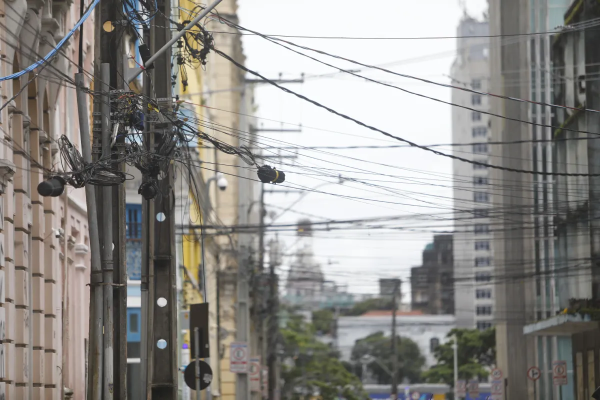 fios no poste em rua de recife