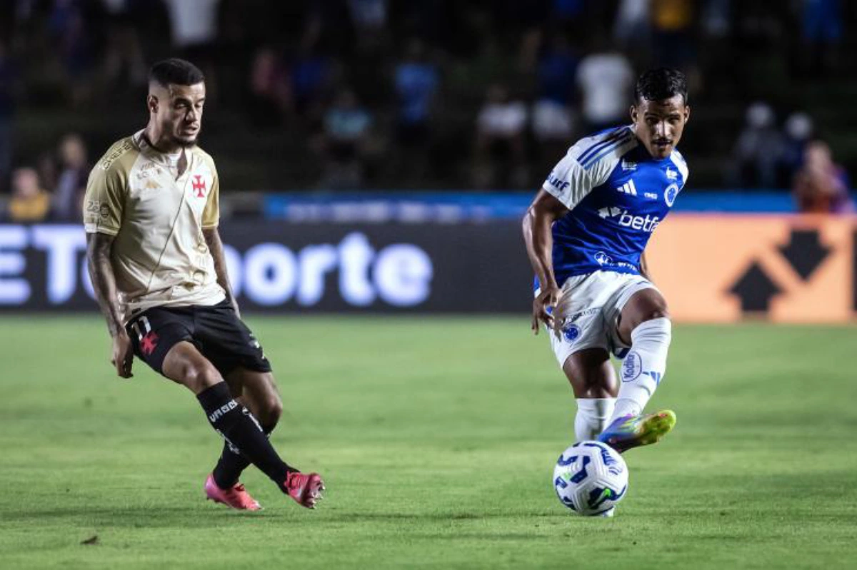 dois jogadores disoutando bola