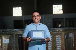 governador de alagoas com notebook na mão