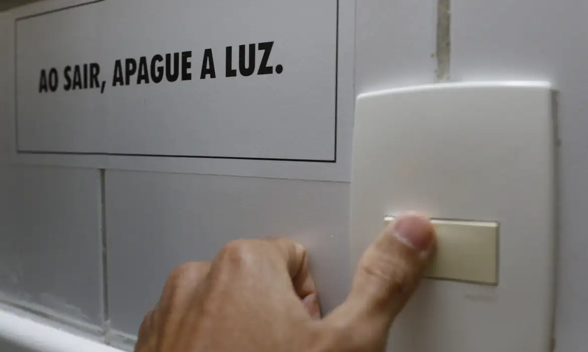 Economizar energia também é uma forma de reduzir a tarifa. Foto: Agência Brasil