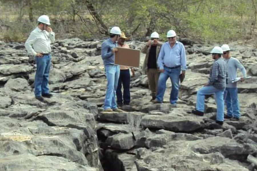homens em falha geologica
