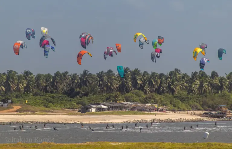 velas de kite no horizonte