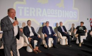 autoridades sentadas