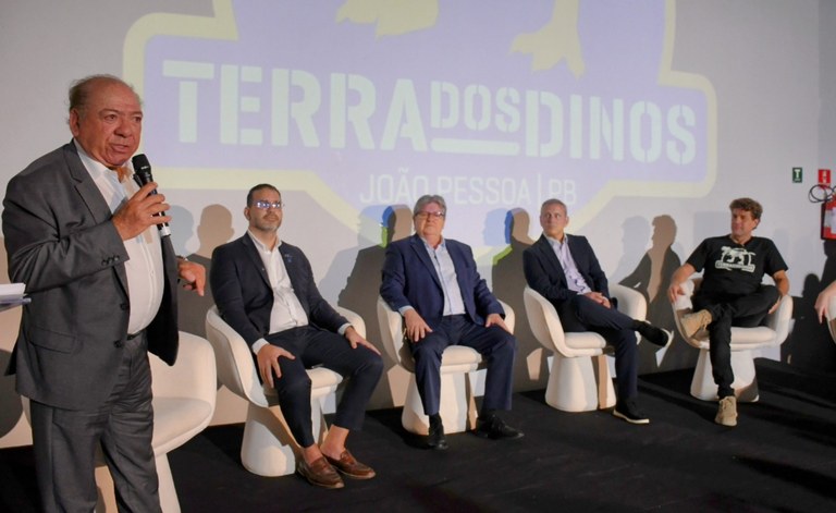 autoridades sentadas