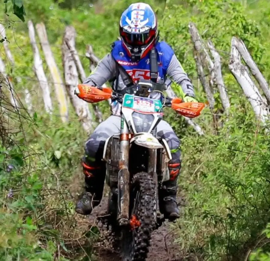 motociclista em trilha