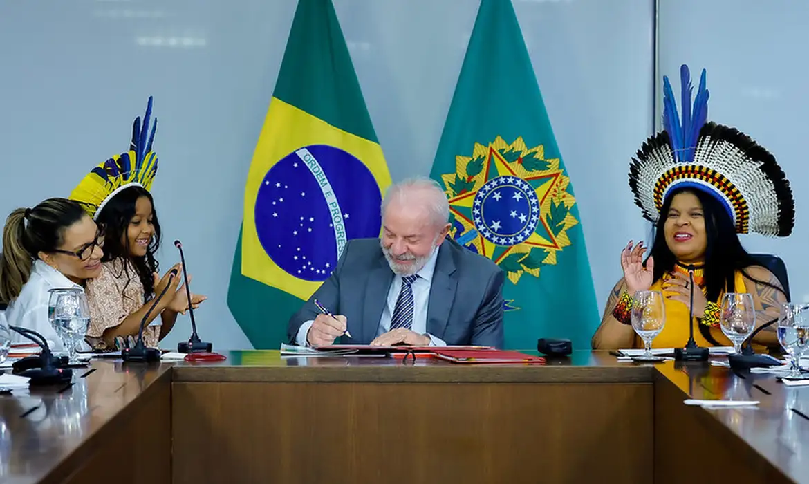 Lula homologa novas terras indígenas