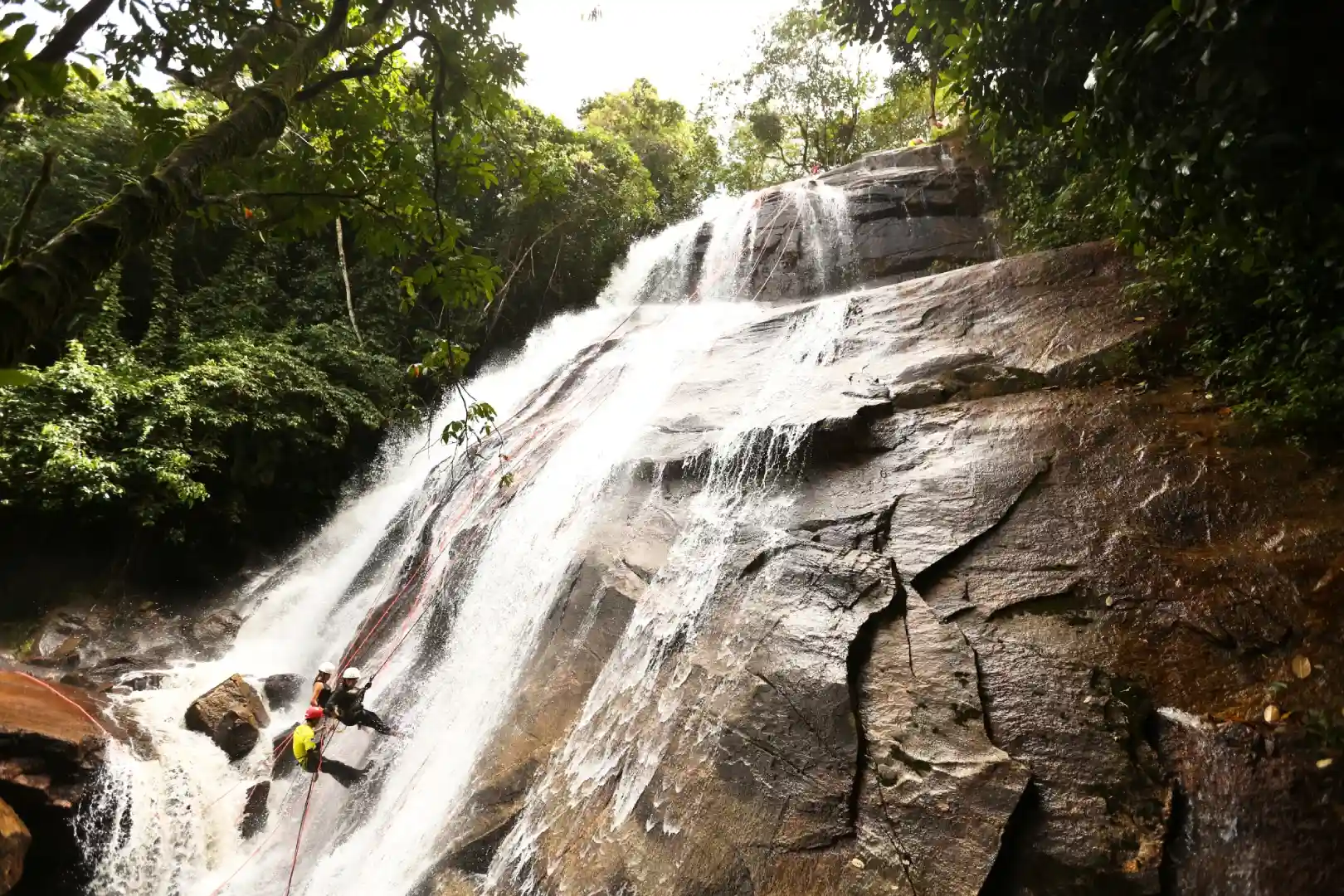 Cachoeira em Bonito PE Pessoas descendo cachoeira em Bonito-PE
