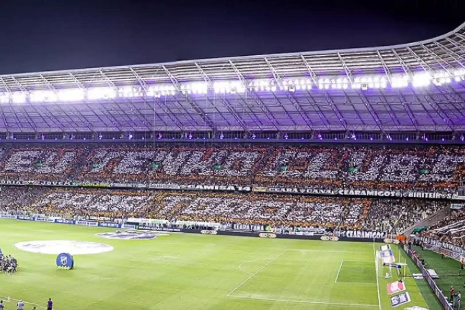 Mosaico da torcida do Ceará escrito 'Eu tenho clube para torcer'