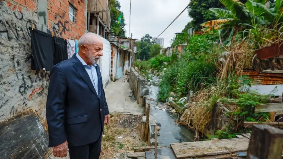 Lula em SP obervando trecho com esgoto