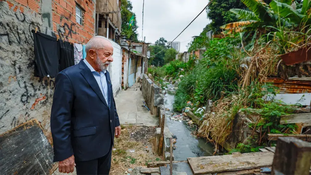 Lula observa trecho de favela com esgoto