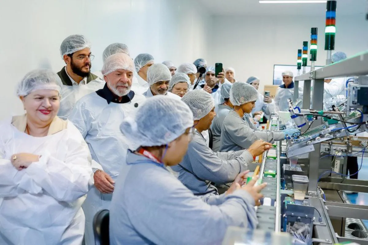 Lula na Inauguração dentro de um laboratorio