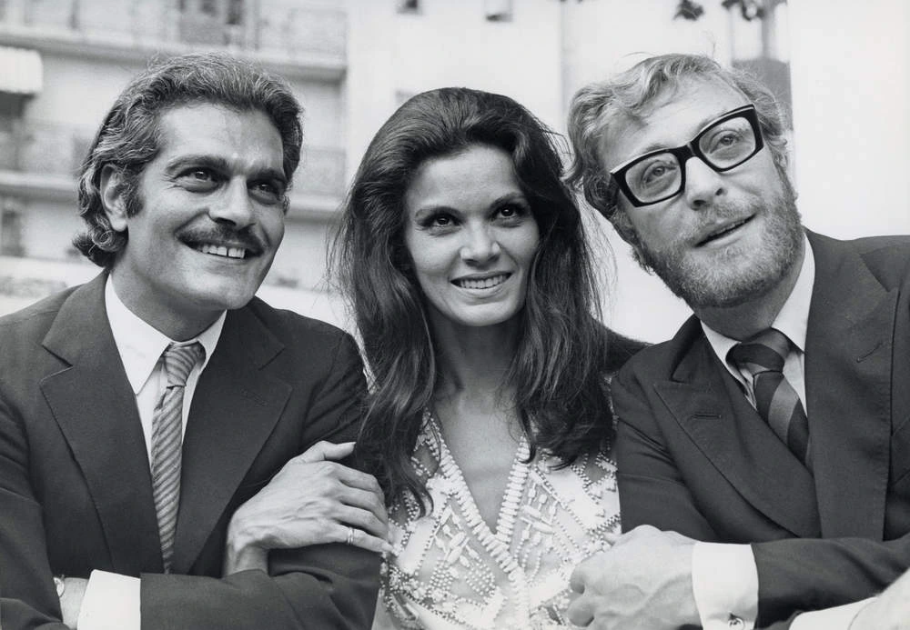 Omar Sharidd, Florinda bolkan e Michael Caine posando para foto