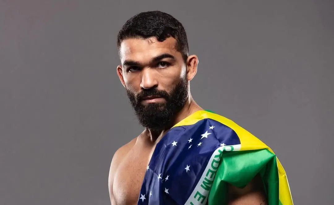 patricio com bandeira do brasil