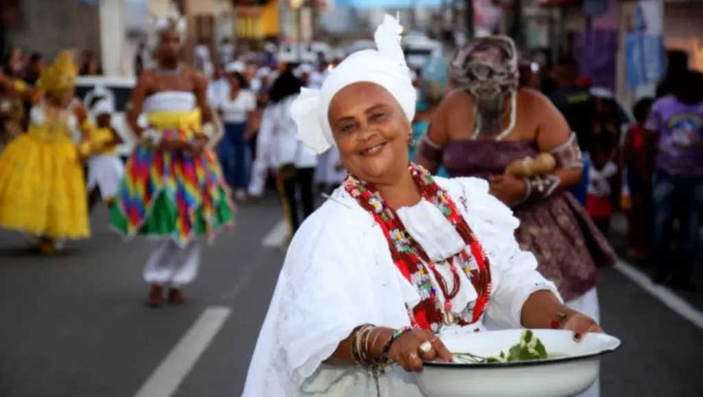 mulher negtra segurando bacia