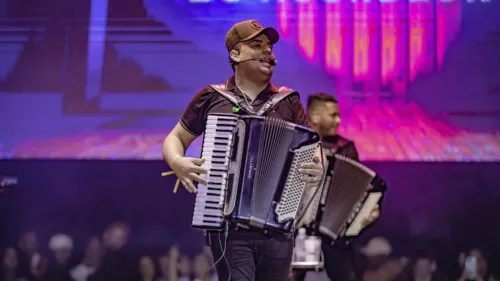 Tarcisio do Acrodem tocando em show