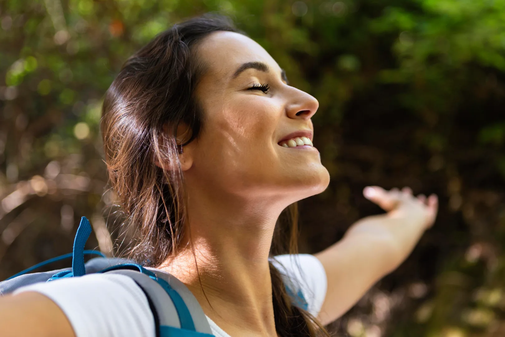 mulher turistando e feliz da vida