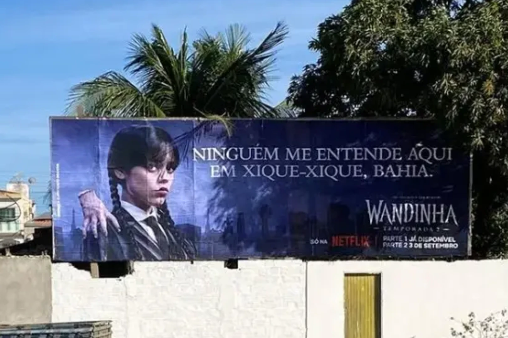 imagem mostra outdoor de Wandinha em Xique-xique