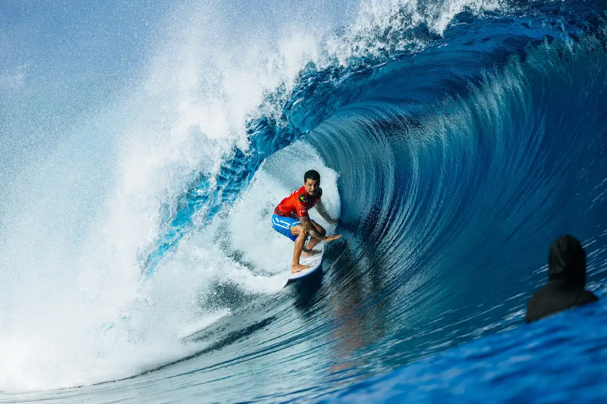 italo ferreira nas quartas tahiti foto brent bielmann