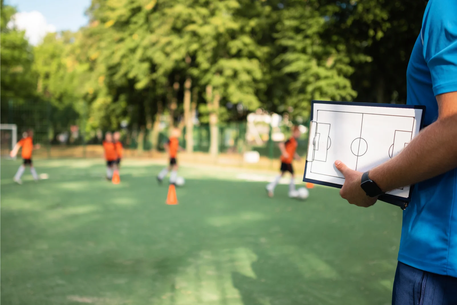 jovens treinando futebol