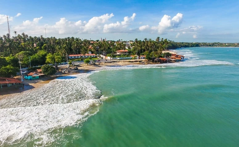 mar na praia em paracuru