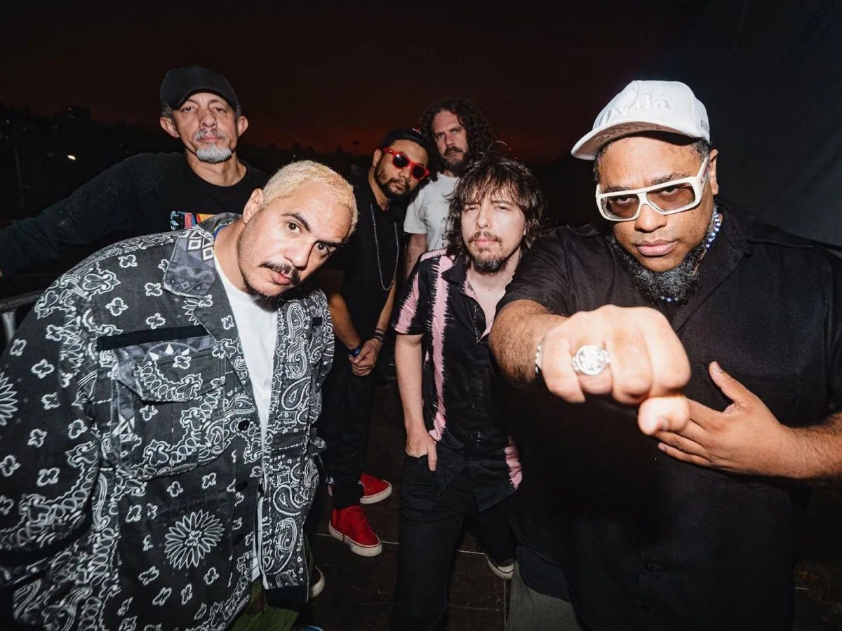 banda pousando para foto
