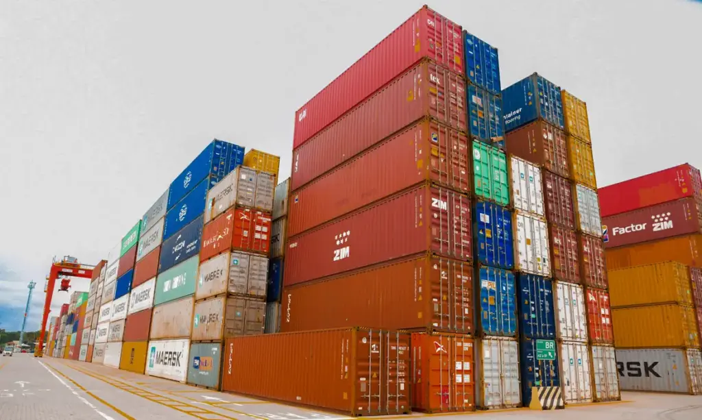 Conteiners para exportação em porto