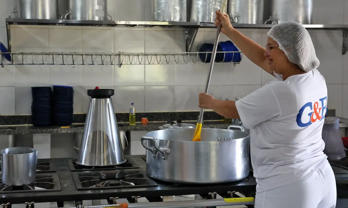 Cozinheira em Escola Foto Antonio Cruz