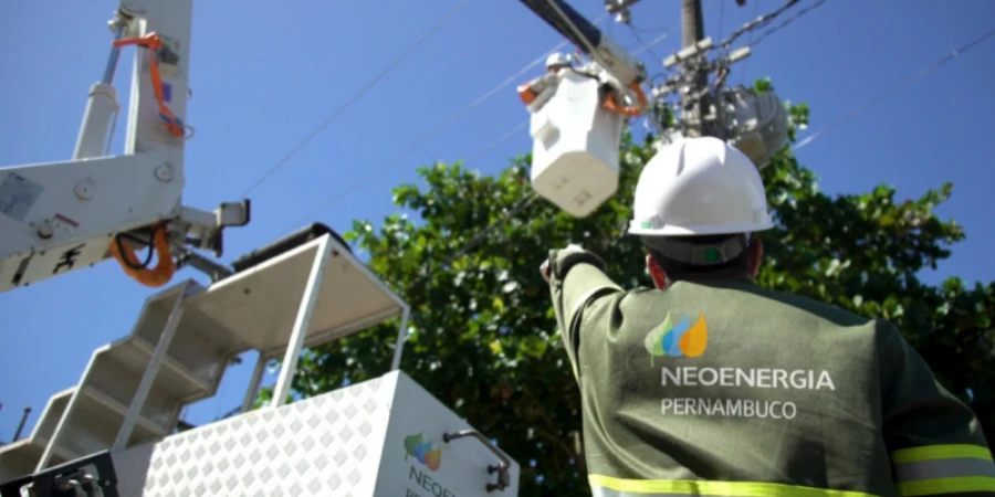 homem trabalhando em poste de energia