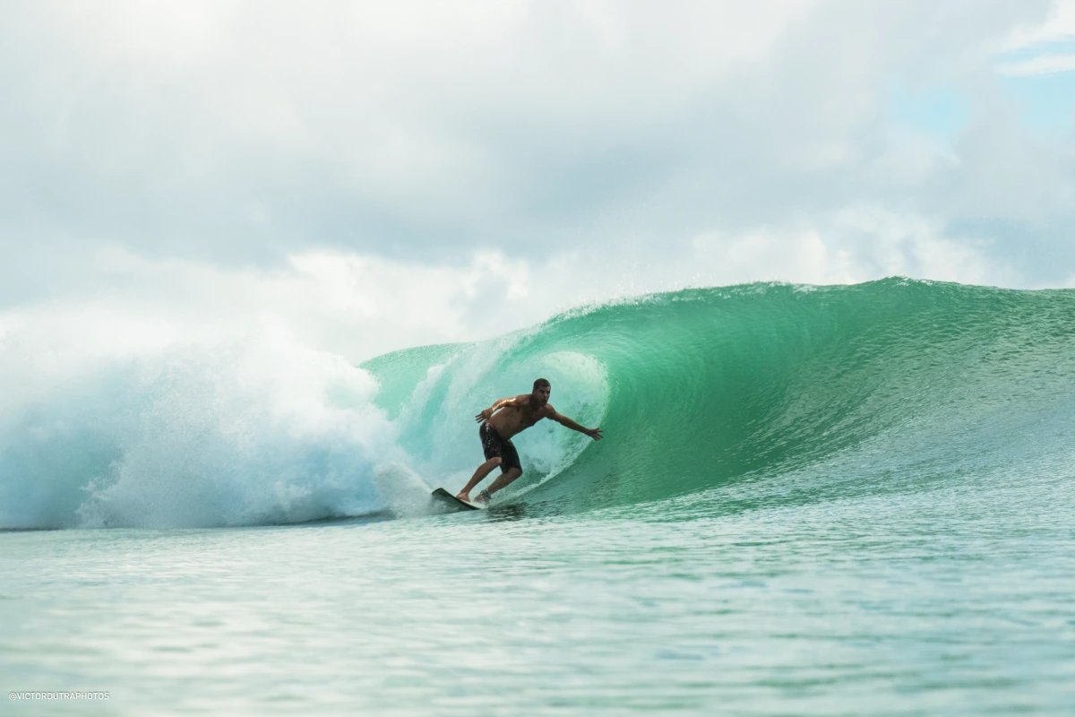 surfista buscando o tubo