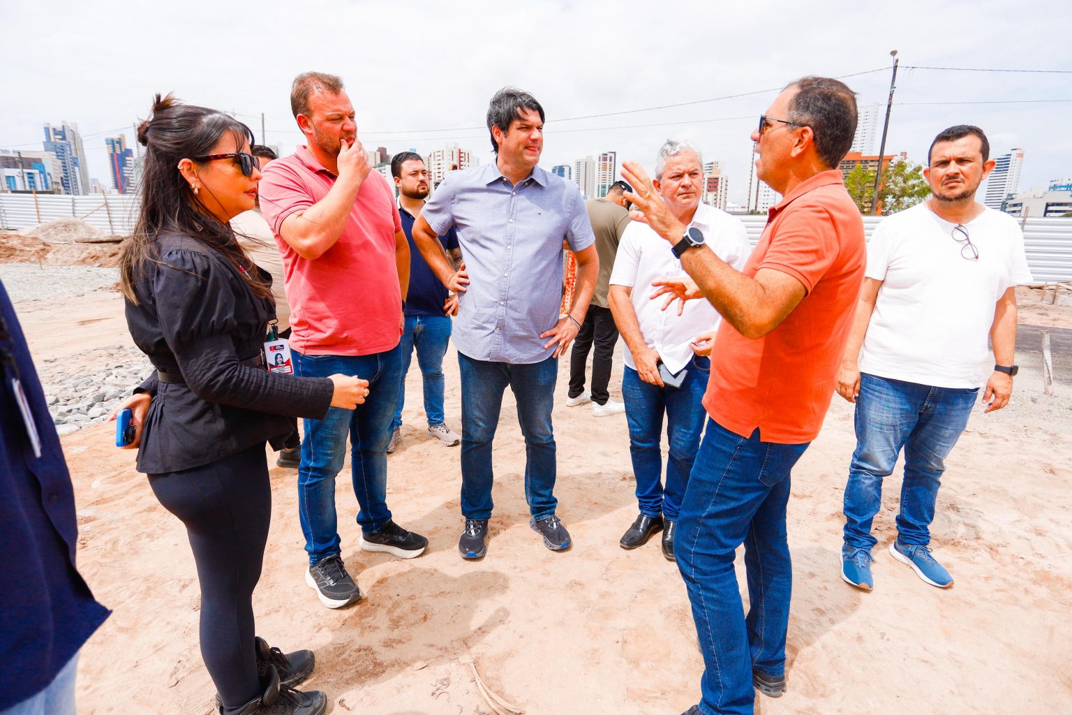 O prefeito em exercício, Leo Bezerra, e auxiliares da PMJP visitando os parques. Foto: Secom-JP