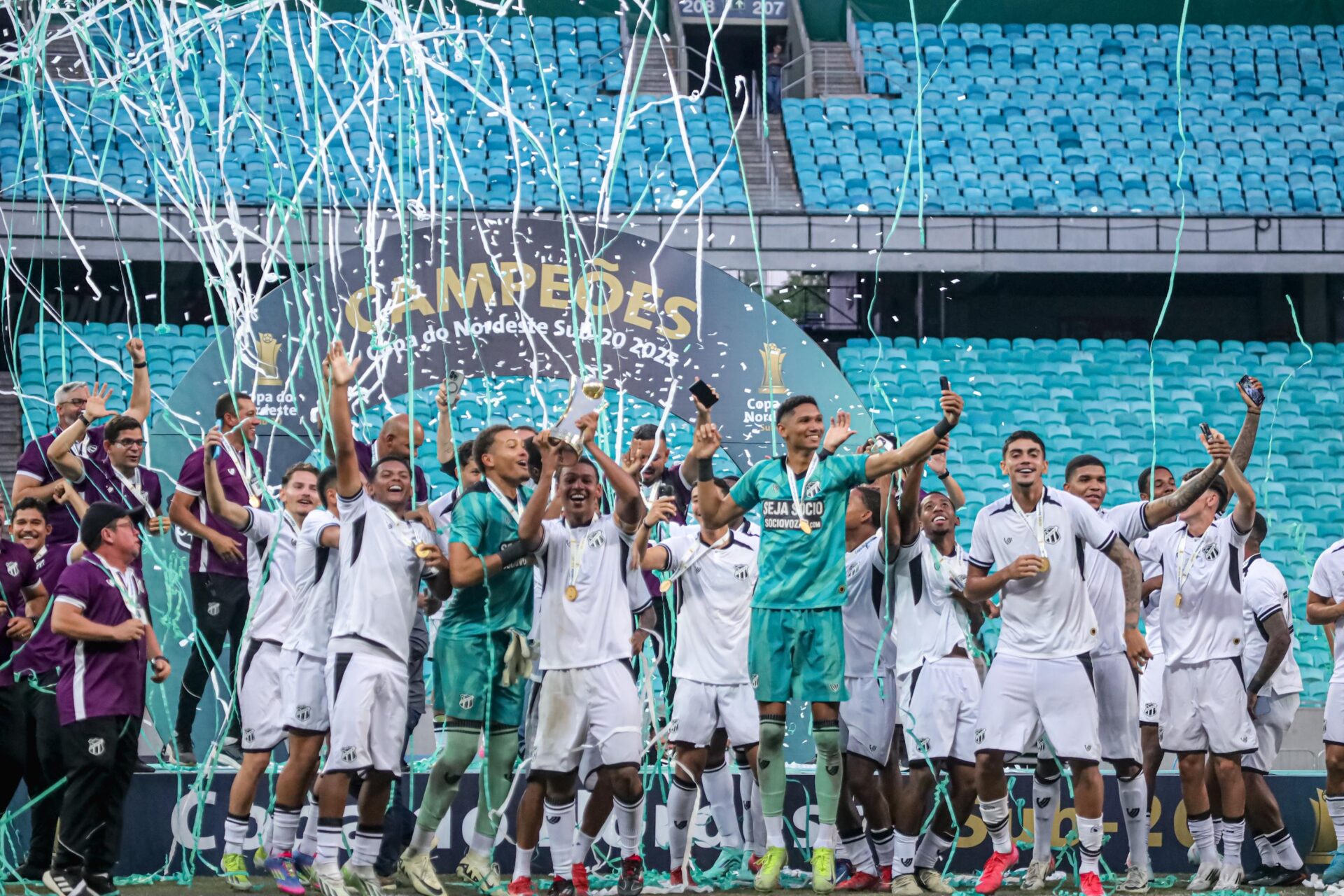 Ceará levanta a taça da Copa do Nordeste Sub-20. Foto: Mauricia da Matta/ Ceará SC