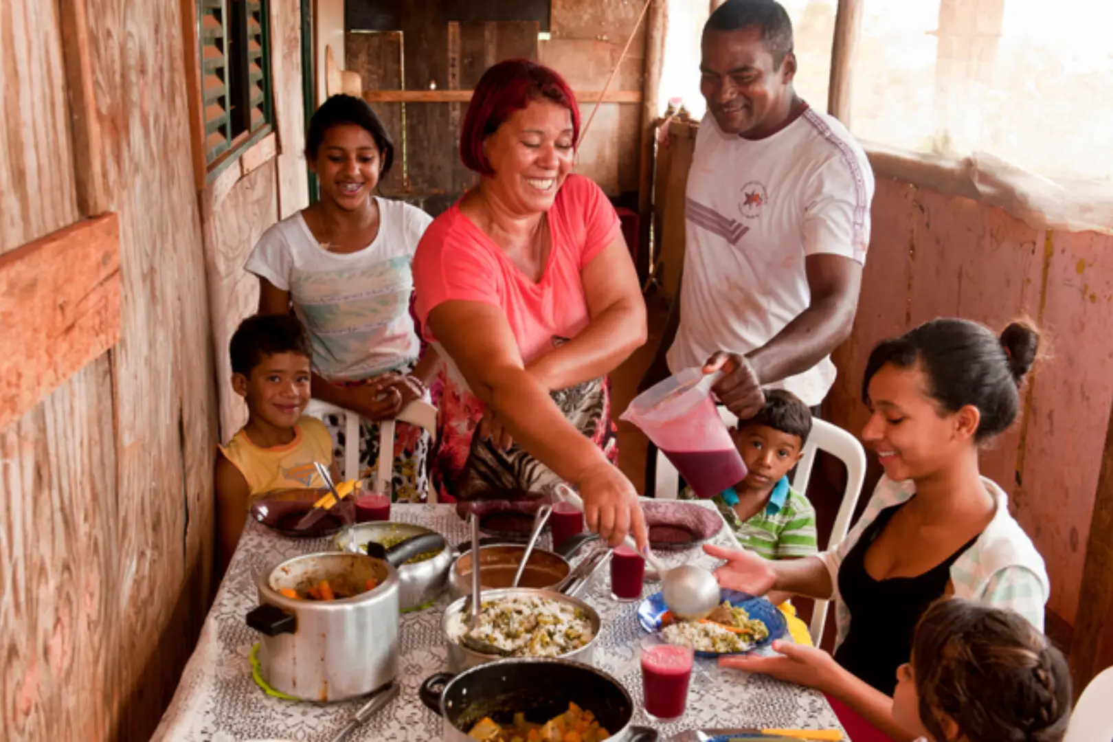 família com comida na mesa. Foto_ Sergio Amaral_MDS