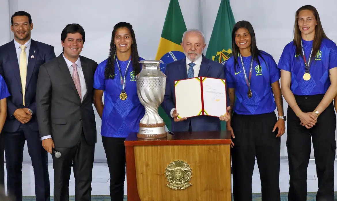 Lula com atletas do futebol feminino. Foto: © Bruno Peres/Agência Brasil