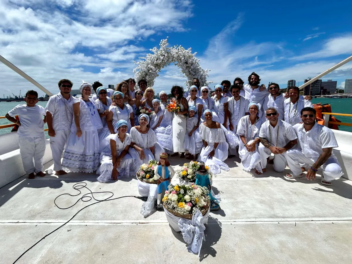 integrantes de grupo posando a para foto
