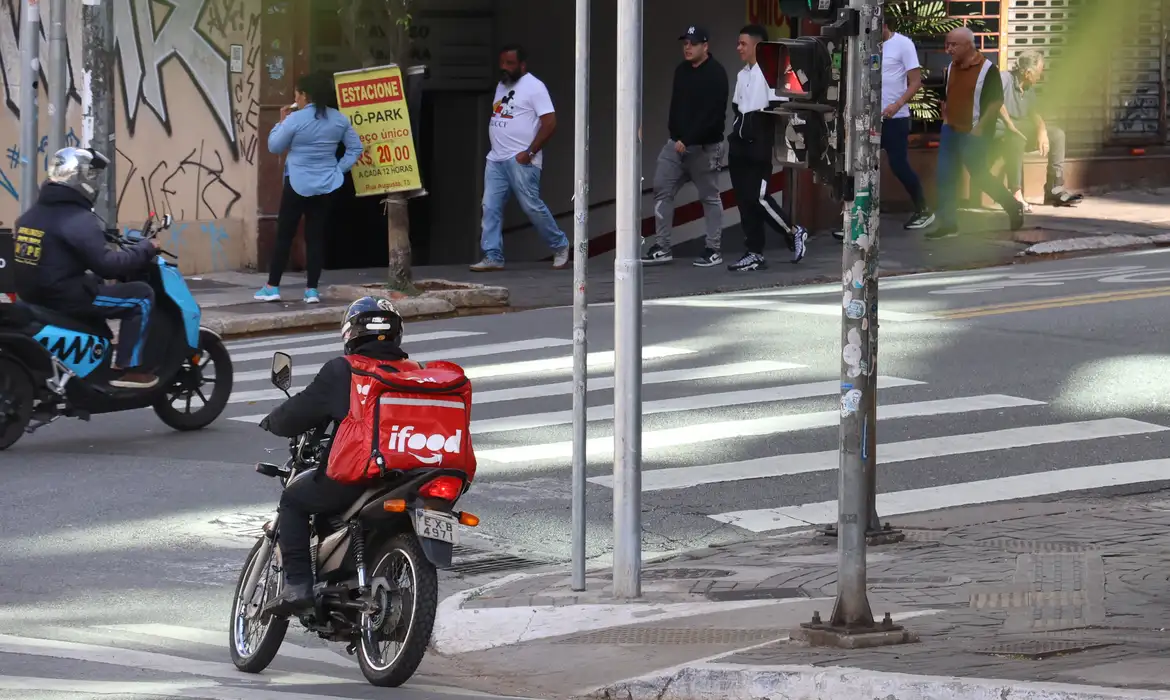 moto de entrega passando na rua