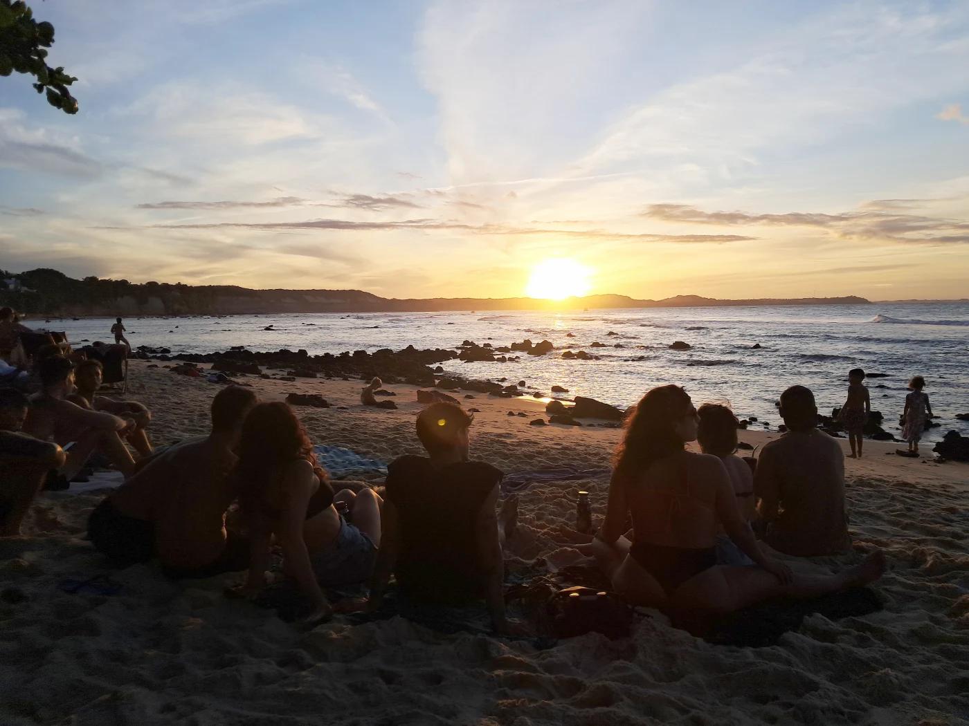Amigos vendo o Por do Sol na Praia da Pipa foto Máximo Serpa