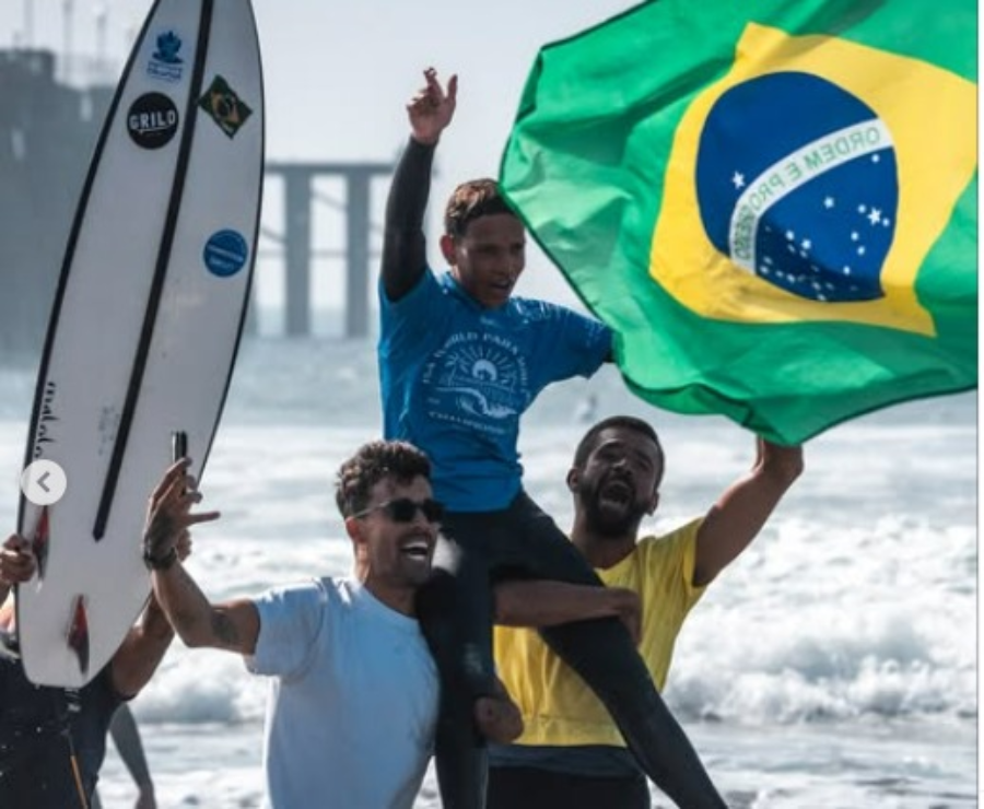 Davi comemorando a Vitória foto reprodução