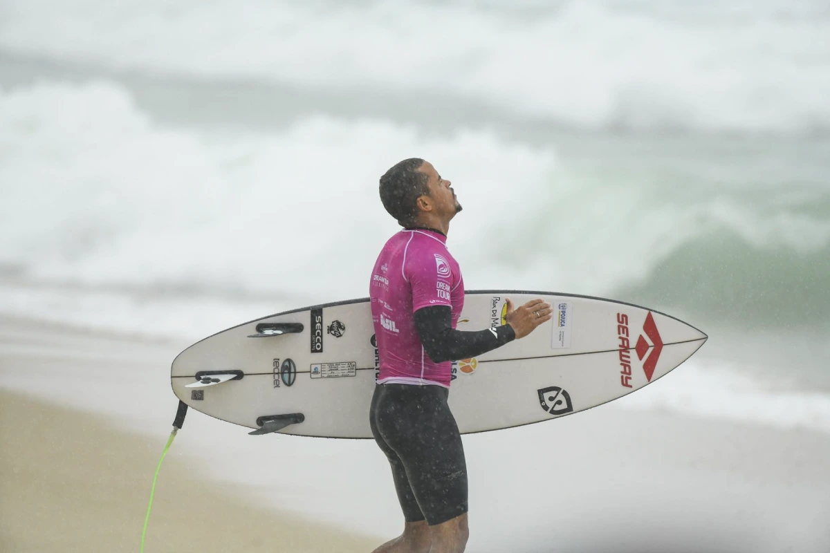 Douglas Silva entrando no mar