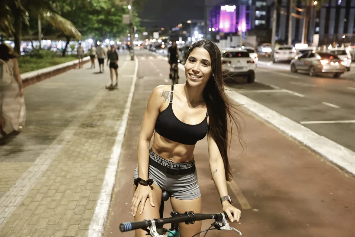 jovem de bicicleta na orla de João Pessoa