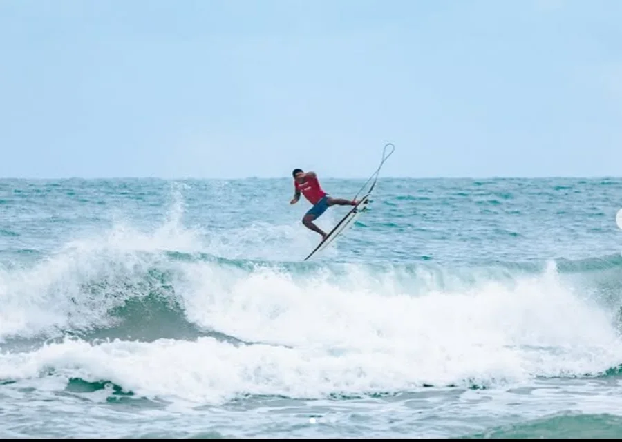 Jose Francisco dando aereo na onda