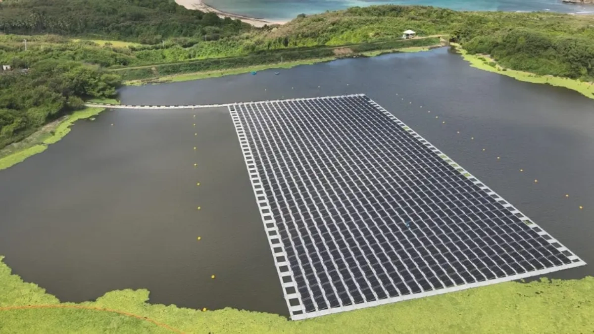 Neste sábado, foi entregue a primeira usina solar fotovoltaica flutuante do arquipélago, instalada no espelho d’água do Açude do Xaréu foto divulgação