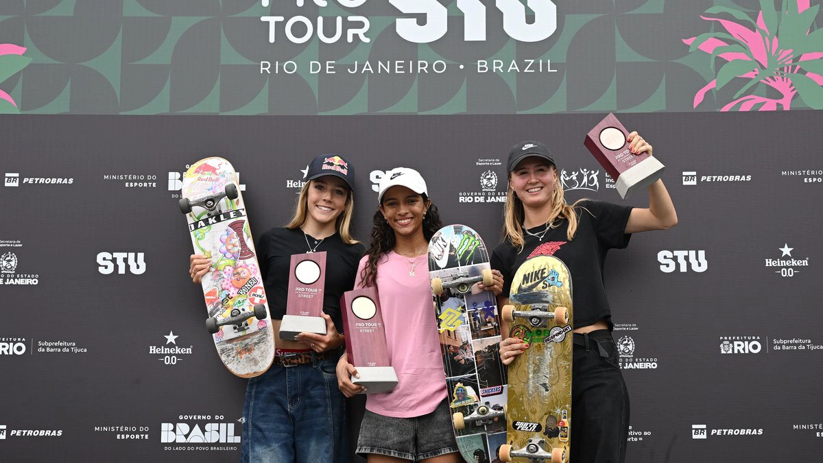 Rayssa no pódio foto Agência Enquadrar Folhapress