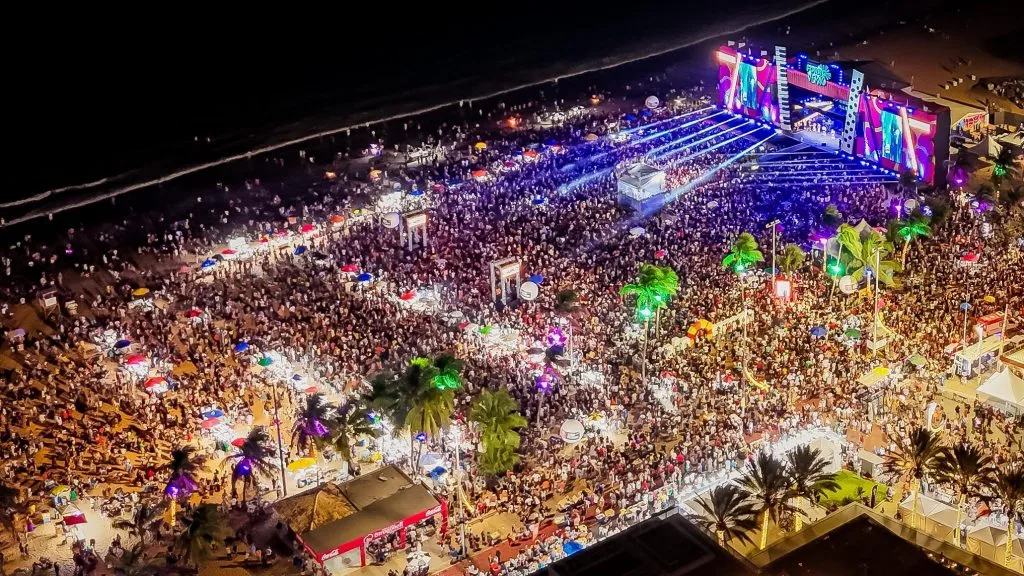 multidão na praia em show em joao pessoa